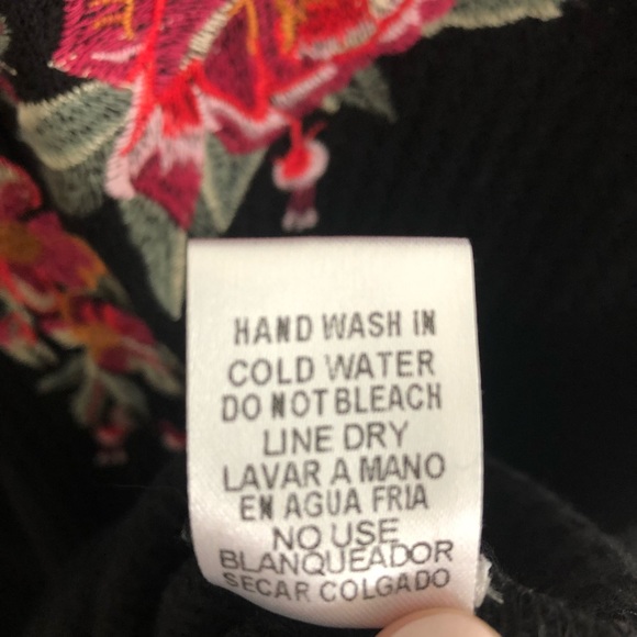 ENTRO Embroidered Floral Waffle Knit Tee S - Picture 7 of 7